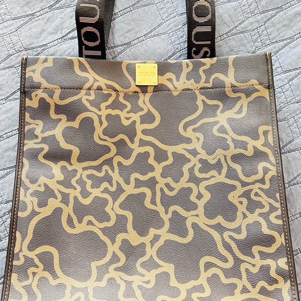 A beautiful Tous bag, elegant, very practical and comfortable to use.